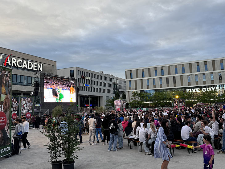 Die Riem Arcaden zur EURO 2024 im Fußballfieber - Public Viewing aller EM-Spiele auf dem Willy-Brandt-Platz (©Foto: Martin Schmitz)